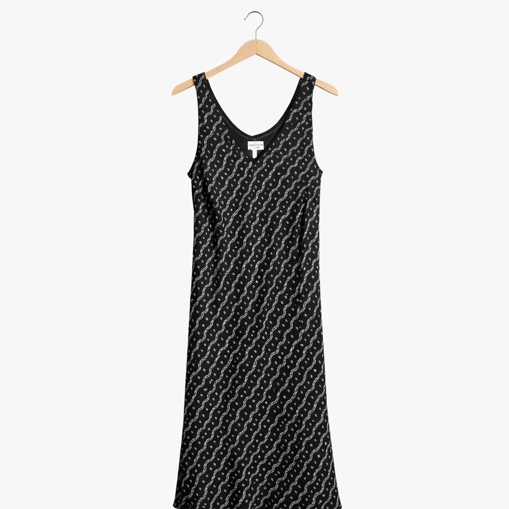 A Wild Thyme Size 16 sleeveless lined black dress with geometric pattern